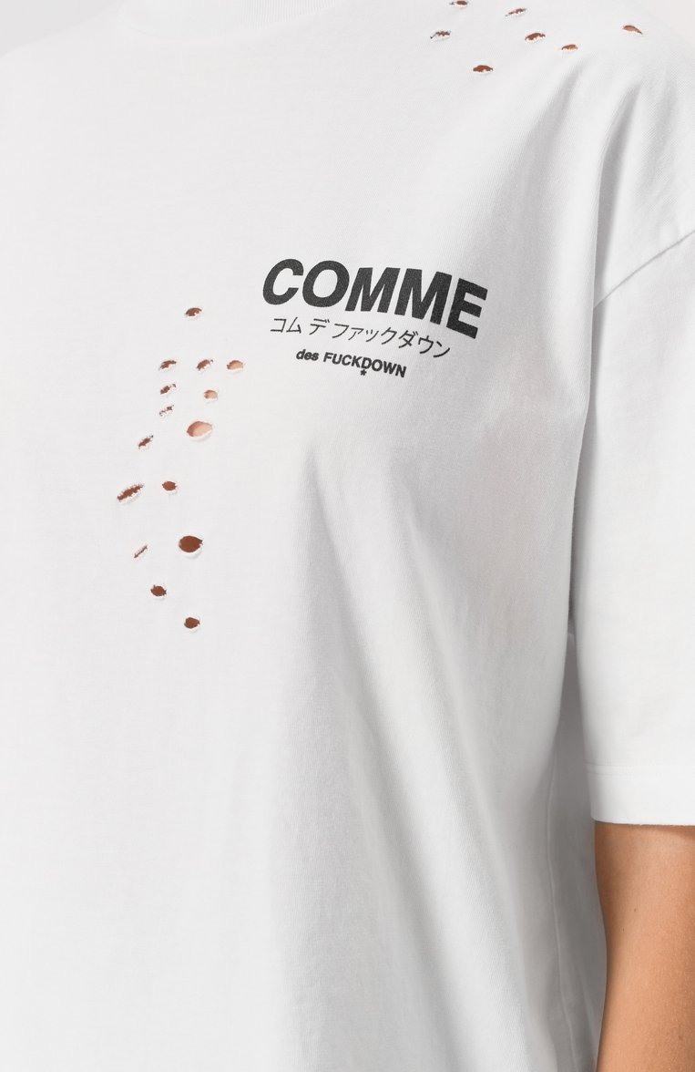 Женская хлопковая футболка COMME DES FUCKDOWN белого цвета, арт. CFABW01310 | Фото 5 (Длина (для топов): Стандартные; Материал внешний: Хлопок; Стили: Гранж; Принт: С принтом; Рукава: Короткие)
