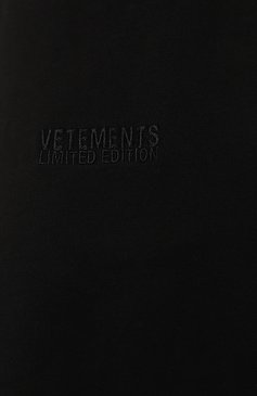 Мужские хлопковые шорты VETEMENTS черного цвета, арт. UE64SS700B | Фото 5 (Длина Шорты М: До колена; Принт: Без принта; Случай: Повседневный; Материал сплава: Проставлено; Материал внешний: Хлопок; Драгоценные камни: Проставлено; Стили: Кэжуэл)