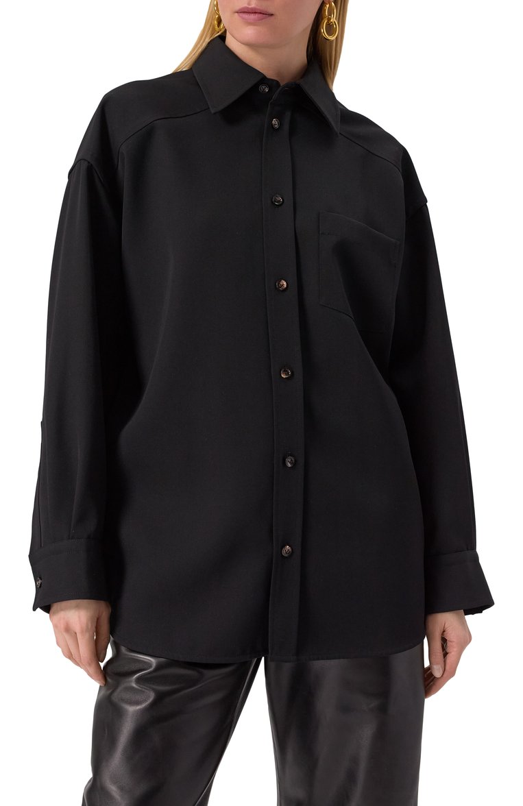 Женская шерстяная рубашка BOTTEGA VENETA черного цвета, арт. 797480 V3PH0 | Фото 3 (Материал внешний: Шерсть; Длина (для топов): Удлиненные; Рукава: Длинные; Принт: Без принта; Стили: Классический; Женское Кросс-КТ: Рубашка-одежда)