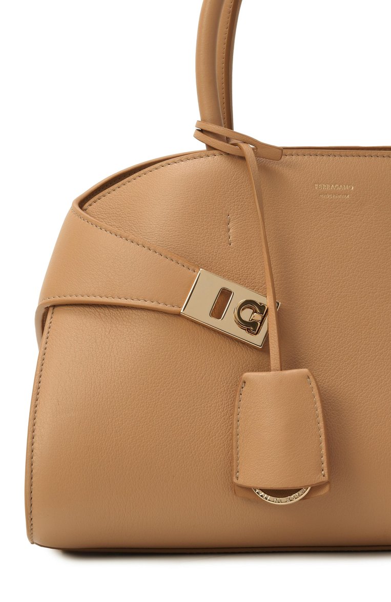 Женская сумка hug medium FERRAGAMO бежевого цвета, арт. 215608/769115 | Фото 3 (Ремень/цепочка: На ремешке; Материал: Натуральная кожа; Размер: medium)
