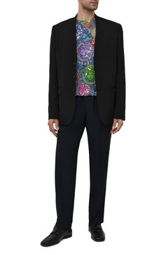 Мужские шерстяные брюки VERSACE темно-синего цвета, арт. A88845/1F00737 | Фото 2 (Материал внешний: Шерсть; Случай: Повседневный; Стили: Кэжуэл; Длина (брюки, джинсы): Стандартные; Драгоценные камни: Проставлено; Материал сплава: Проставлено)