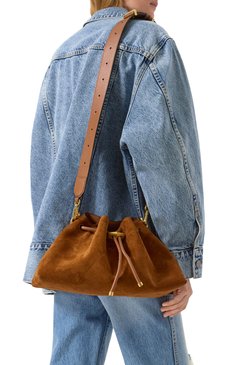 Женская сумка cinch medium JIMMY CHOO коричневого цвета, арт. B0N B0N BCKT E/W/SUE | Фото 2 (Драгоценные камни: Проставлено; Материал сплава: Проставлено; Размер: medium; Материал: Натуральная кожа, Натуральная замша; Ремень/цепочка: На ремешке)