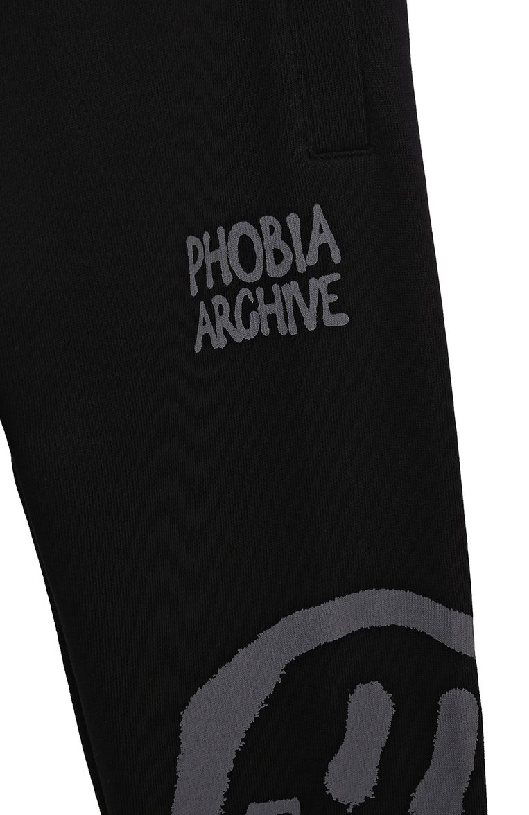 Детские хлопковые джоггеры PHOBIA ARCHIVE черного цвета, арт. PHK00691 | Фото 3 (Материал сплава: Проставлено; Материал внешний: Хлопок; Нос: Не проста�влено; Мальчики Кросс-КТ: Брюки-спорт, Джоггеры-одежда; Ростовка одежда: 6 лет | 116 см, 12 лет | 152 см, 13 - 15 лет | 158 см, 16 лет | 164 см, 4 года | 104 см, 8 лет | 128 см, 10 - 11 лет | 140 - 146см)