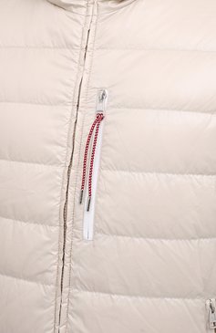 Мужская двусторонний пуховик 2 moncler 1952 MONCLER GENIUS бежевого цвета, арт. F2-092-1B526-70-549SS | Фото 6 (Длина (верхняя одежда): Короткие; Материал внешний: Синтетический материал; Рукава: Длинные; Материал утеплителя: Пух и перо; Материал подклада: Синтетический материал; Мужское Кросс-КТ: Верхняя одежда, Пуховик-верхняя одежда, пуховик-короткий; Стили: Кэжуэл; Кросс-КТ: Пуховик, Куртка; Драгоценные камни: Проставлено; Материал сплава: Проставлено)