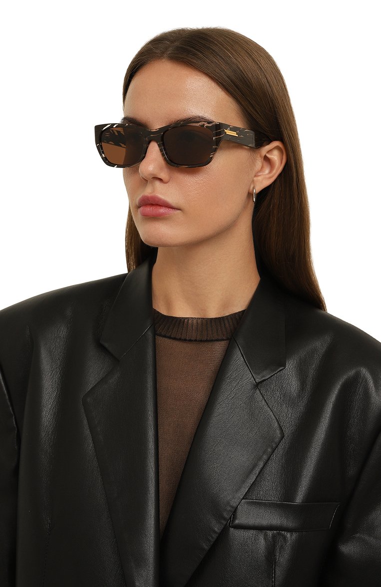 Женские солнцезащитные очки BOTTEGA VENETA коричневого цвета, арт. BV1143S 003 | Фото 2 (Материал: Пластик; Тип очков: С/з; Нос: Не проставлено; Региональные ограничения белый список (Axapta Mercury): Не проставлено; Оптика Гендер: оптика-женское; Очки форма: Прямоугольные)