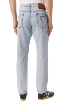Мужские джинсы loose DOLCE & GABBANA голубого цвета, арт. GYJDAD/G8MU1 | Фото 4 (Длина (брюки, джинсы): Стандартные; Материал внешний: Хлопок, Деним; Кросс-КТ: Деним; Силуэт М (брюки): Прямые; Детали: Делаве; Стили: Повседневный)