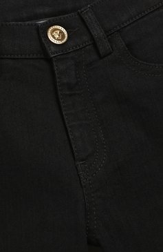 Детские джинсы VERSACE черного цвета, арт. YD000066/YA00082/6A | Фото 3 (Детали: Декор; Материал внешний: Синтетический материал, Хлопок, Полиэстер; Материал сплава: Проставлено, Проверено; Нос: Не проставлено; Статус проверки: Проверено, Проверена категория)