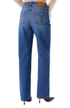 Женские джинсы VERSACE синего цвета, арт. 1011519/1A07079 | Фото 4 (Детали: Потертости; Материал сплава: Проставлено; Материал внешний: Деним, Хлопок; Длина (брюки, джинсы): Стандартные; �Драгоценные камни: Проставлено; Кросс-КТ: Деним; Силуэт Ж (брюки и джинсы): Широкие; Стили: Кэжуэл)