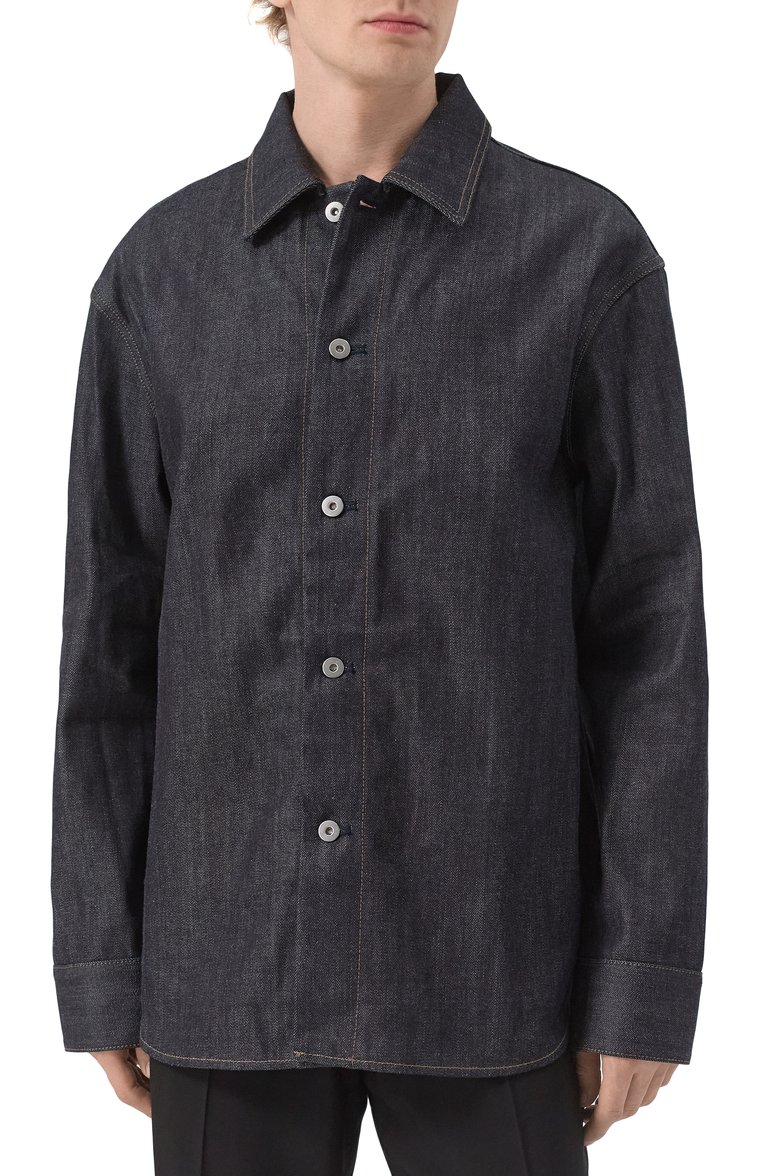 Мужская джинсовая рубашка JIL SANDER темно-синего цвета, арт. J23DL0101/J45041 | Фото 3 (Длина (для топов): Стандартные; Материал внешний: Хлопок, Деним; Рукава: Длинные; Манжеты: На пуговицах; Воротник: Кент; Случай: Повседневный; Кросс-КТ: Деним; Принт: Однотонные; Стили: Кэжуэл; Автоматизация ТО: Проставлено; Автоматизация состава: Проставлено)