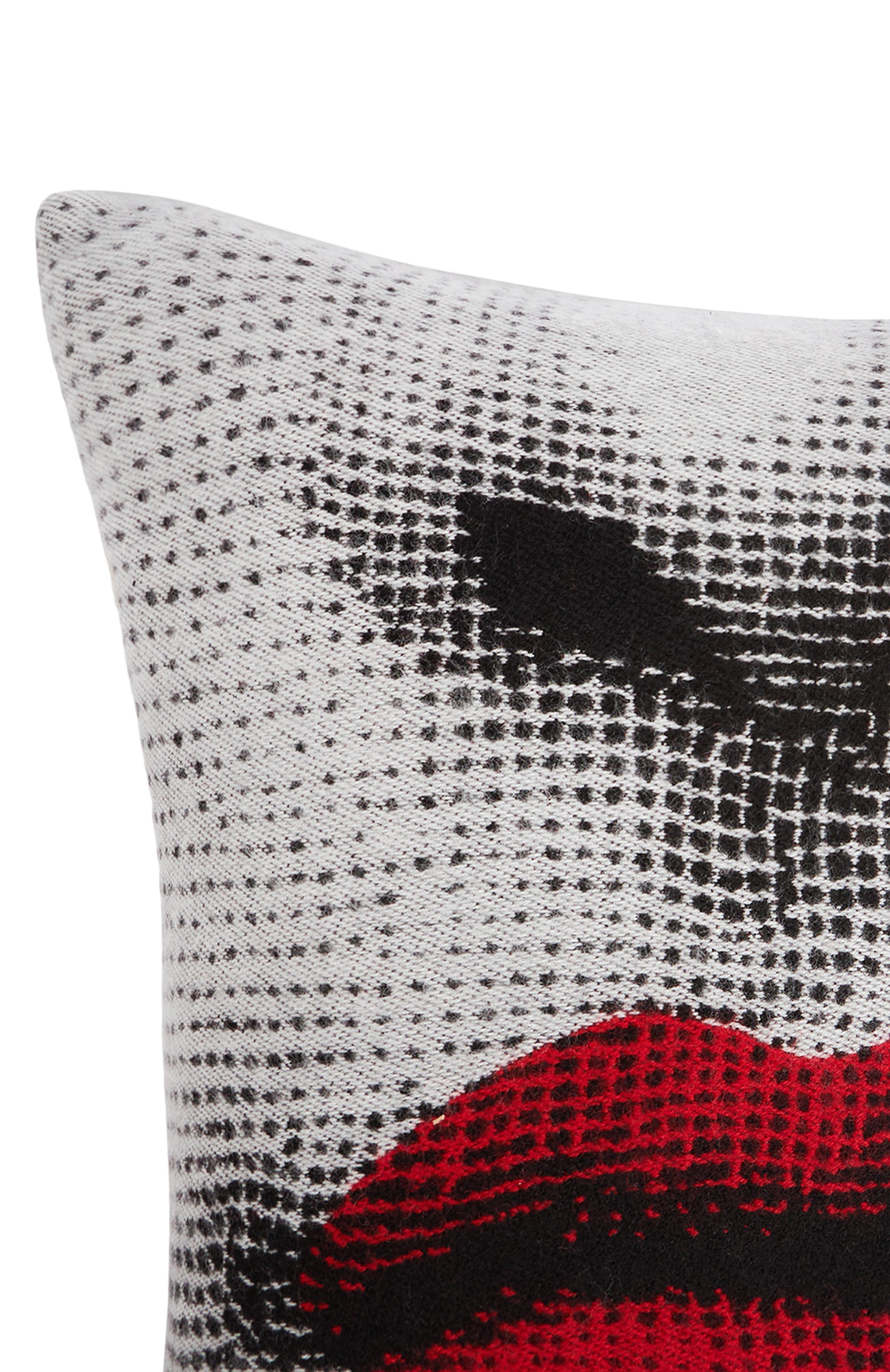 Подушка kiss FORNASETTI серого цвета по цене 56250 руб., арт. PILLKS01, фото 3 Подушка kiss FORNASETTI, арт. PILLKS01, фото 3