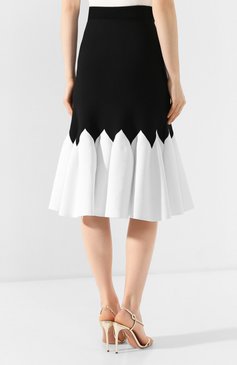 Женская юбка ALEXANDER MCQUEEN черно-белого цвета, арт. 610728/Q1AMC | Фото 4 (Материал внешний: Синтетический материал, Вискоза; Длина Ж (юбки, платья, шорты): Миди; Статус проверки: Проверена категория; Женское Кросс-КТ: Юбка-одежда; Драгоценные камни: Проставлено; Материал сплава: Проставлено)