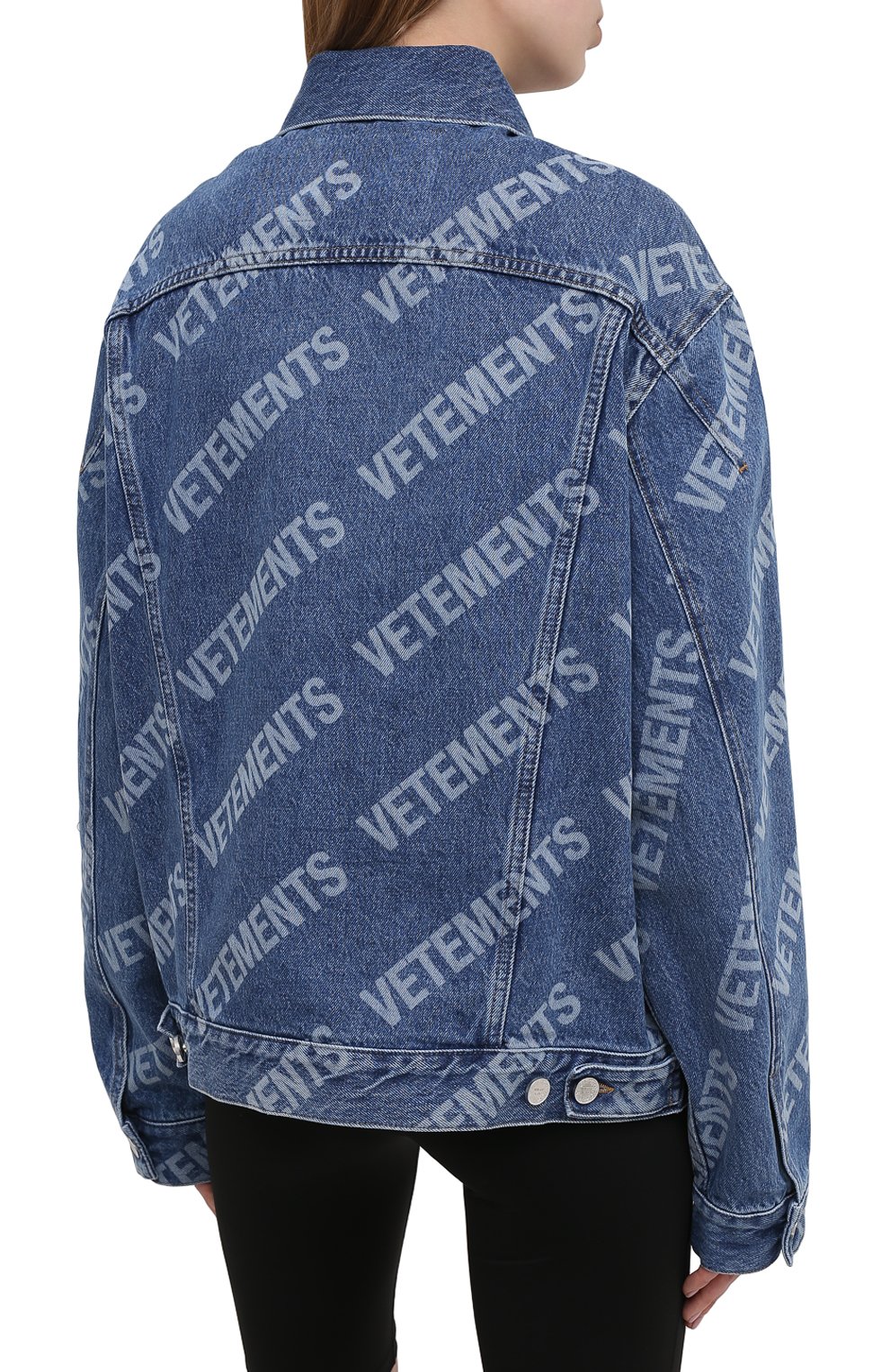 Джинсовая куртка VETEMENTS голубого цвета по цене 199500 руб., арт. UE51JA350B 2803/W, фото 4 Джинсовая куртка VETEMENTS, арт. UE51JA350B 2803/W, фото 4