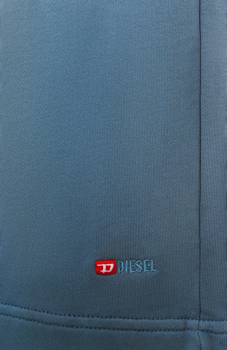 Мужские хлопковые шорты DIESEL голубого цвета, арт. A16516/0PKAM | Фото 6 (Длина Шорты М: Ниже колена; Материал внешний: Хлопок; Принт: Без принта; Стили: Кэжуэл; Случай: Повседневный; Автоматизация состава: Проставлено; Автоматизац�ия ТО: Проставлено; Детали: Без декора)