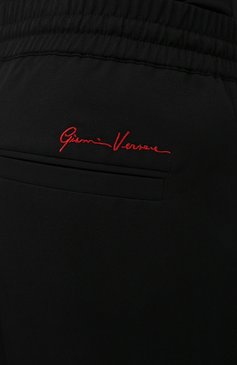 Мужские шерстяные брюки VERSACE черного цвета, арт. A88845/1F00737 | Фото 5 (Материал внешний: Шерсть; Длина (брюки, джинсы): Стандартные; Случай: Повседневный; Стили: Кэжуэл; Материал сплава: Проставлено; Драгоценные камни: Проставлено)