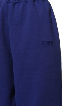 Женские хлопковые джоггеры VETEMENTS синего цвета, арт. UA53SP600N | Фото 5 (Длина (брюки, джинсы): Стандартные; Женское Кросс-КТ: Брюки-одежда, Джоггеры - брюки; Силуэт Ж (брюки и джинсы): Джоггеры; Материал сплава: Проставлено; Нос: Не проставлено; Материал внешний: Хлопок; Стили: Спорт-шик; Драгоценные камни: Проставлено)