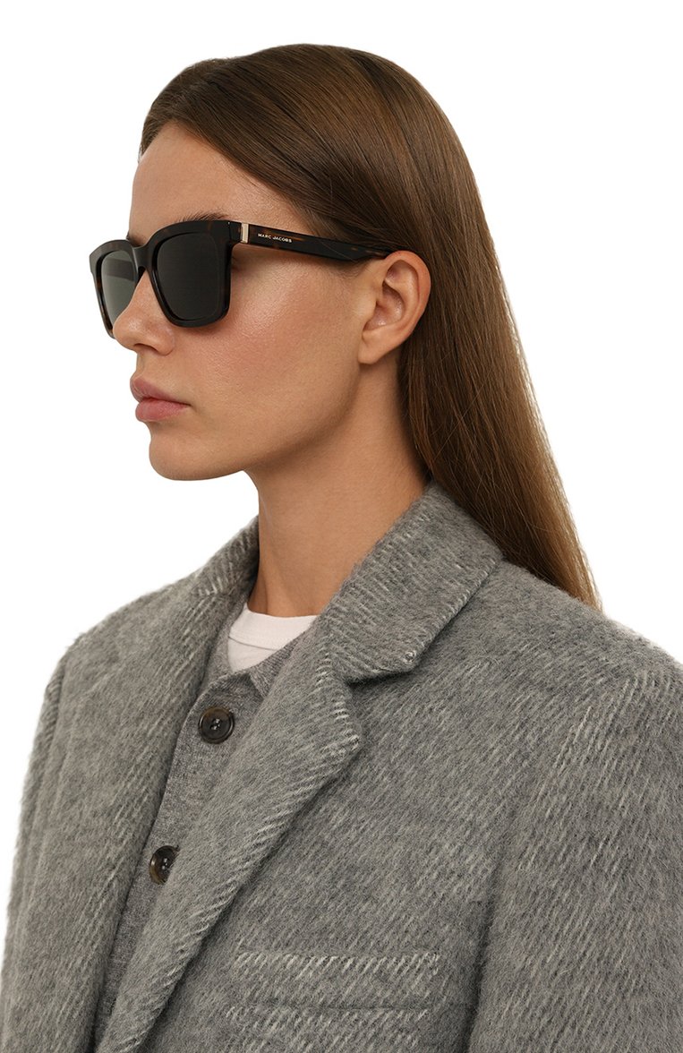 Женские солнцезащ�итные очки MARC JACOBS (THE) коричневого цвета, арт. MARC 683 086 | Фото 2 (Региональные ограничения белый список (Axapta Mercury): Не проставлено; Нос: Не проставлено; Тип очков: С/з; Материал: Пластик; Очки форма: Квадратные; Оптика Гендер: оптика-женское)