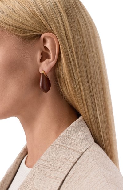 Серьги BOTTEGA VENETA коричневого цвета по цене 161000 руб., арт. 804840/VQ777 2628, фото 2 Серьги BOTTEGA VENETA, арт. 804840/VQ777 2628, фото 2