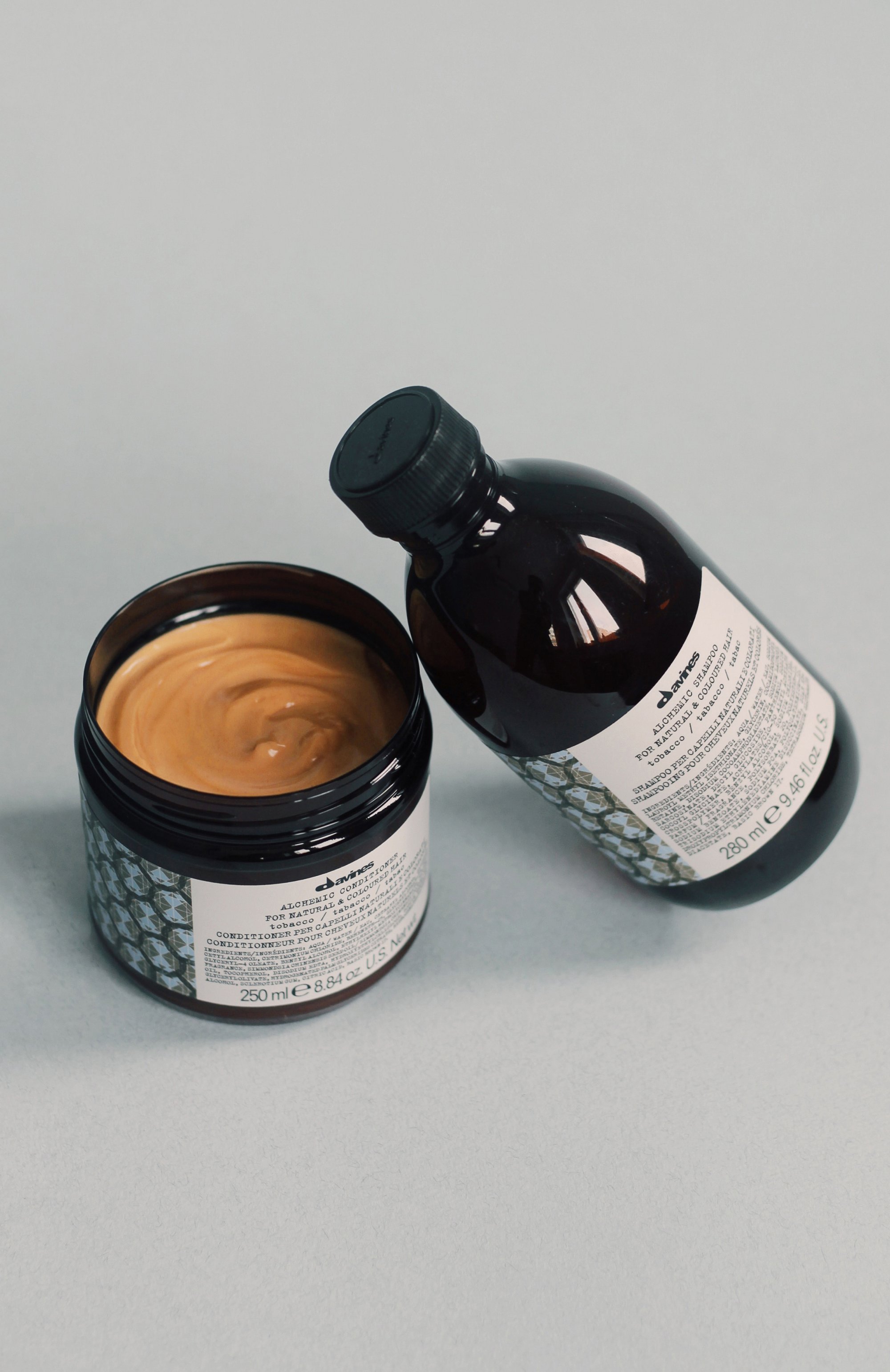 Шампунь для натуральных и окрашенных волос alchemic, табак (280ml) DAVINES бесцветного цвета по цене 3720 руб., арт. 67220, фото 2 Шампунь для натуральных и окрашенных волос alchemic, табак (280ml) DAVINES, арт. 67220, фото 2