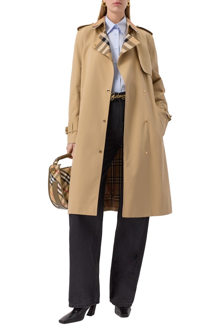Женский хлопковый тренч BURBERRY бежевого цвета, арт. 8089812 | Фото 2 (Материал подклада: Хлопок; Автоматизация ТО: Проставлено; Материал внешний: Хлопок; Рукава: Длинные; Длина (верхняя одежда): До колена; Автоматизация состава: Проставлено; Кросс-КТ: Куртка; Стили: Классический)