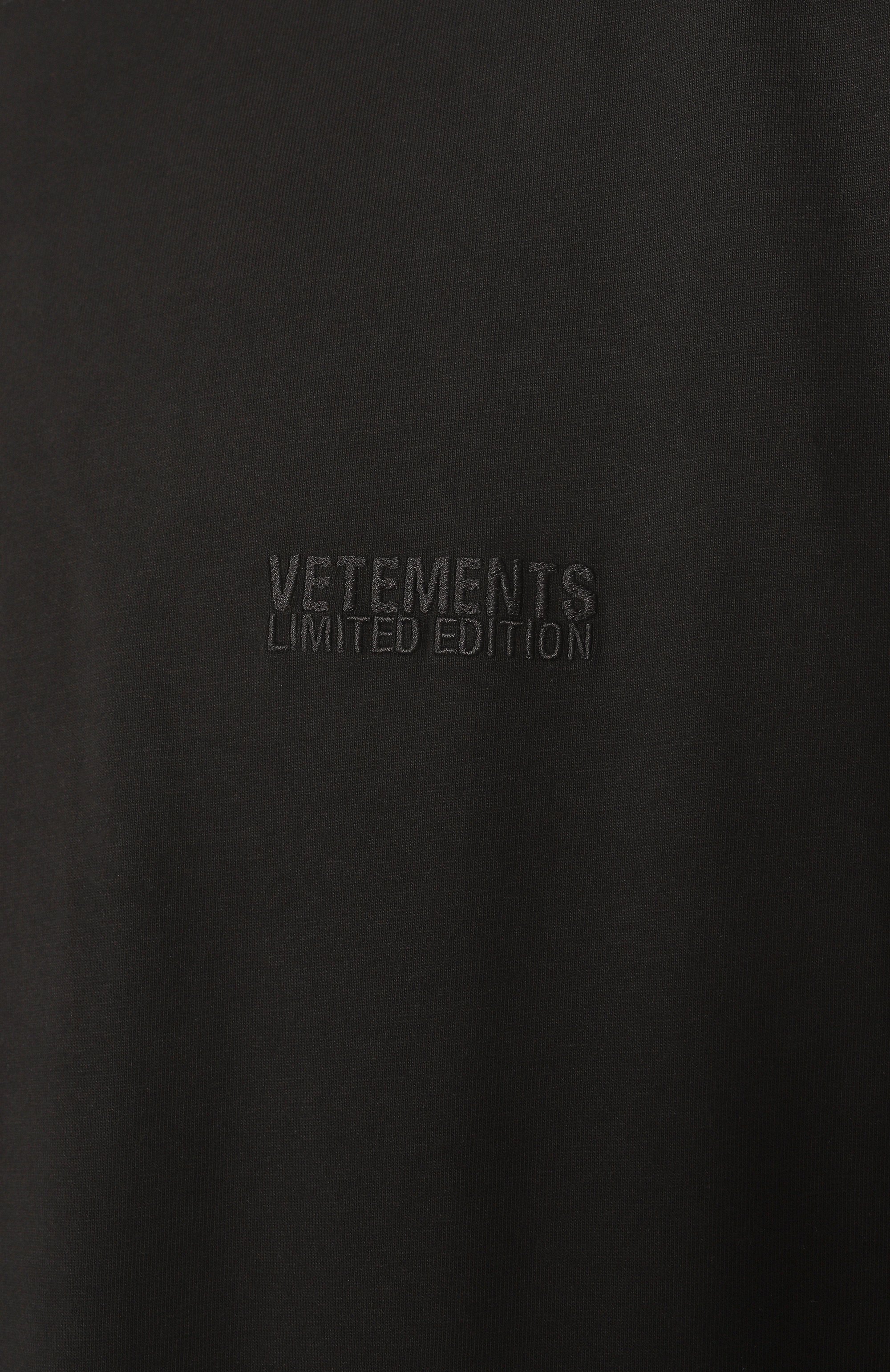 Хлопковая футболка VETEMENTS черного цвета по цене 47600 руб., арт. UA65TR100B, фото 9 Хлопковая футболка VETEMENTS, арт. UA65TR100B, фото 9