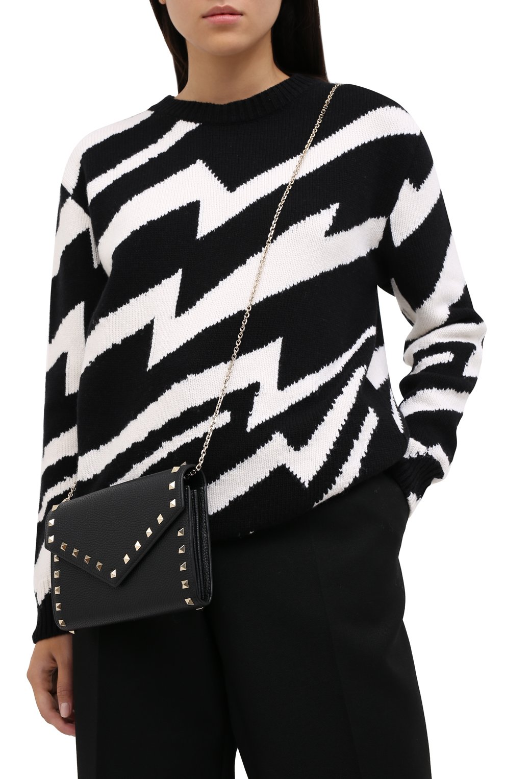 Сумка rockstud VALENTINO черного цвета по цене 129500 руб., арт. UW2P0Q48/VSH, фото 2 Сумка rockstud VALENTINO, арт. UW2P0Q48/VSH, фото 2