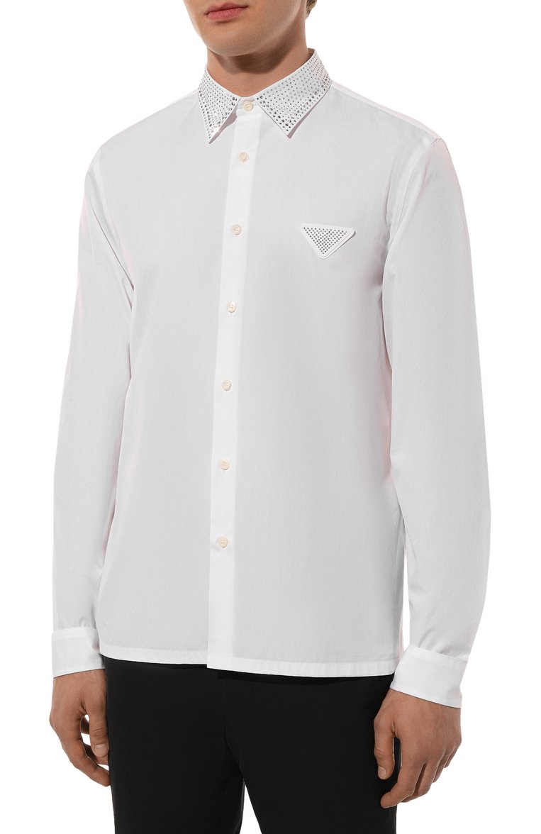 Мужская хлопковая сорочка PRADA белого цвета, арт. UCN420-1LZC-F0009-221 | Фото 3 (Рукава: Длинные; Материал внешний: Хлопок; Длина (для топов): Стандартные; Воротник: Кент; Манжеты: На пуговицах; Стили: Классический; Рубашки М: Regular Fit; Случай: Вечерний; Принт: Однотонные; Автоматизация состава: Проставлено; Автоматизация ТО: Проставлено; Детали: Без декора)
