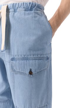М�ужские джинсы DRIES VAN NOTEN голубого цвета, арт. 251-020963-1562 | Фото 5 (Материал внешний: Хлопок, Деним; Длина (брюки, джинсы): Стандартные; Силуэт М (брюки): Широкие; Кросс-КТ: Деним; Детали: Накладные карманы; Стили: Streetwear)