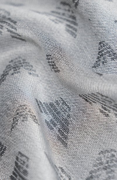 Шаль EMPORIO ARMANI серого цвета по цене 27250 руб., арт. EW005474/AF28958, фото 3 Шаль EMPORIO ARMANI, арт. EW005474/AF28958, фото 3
