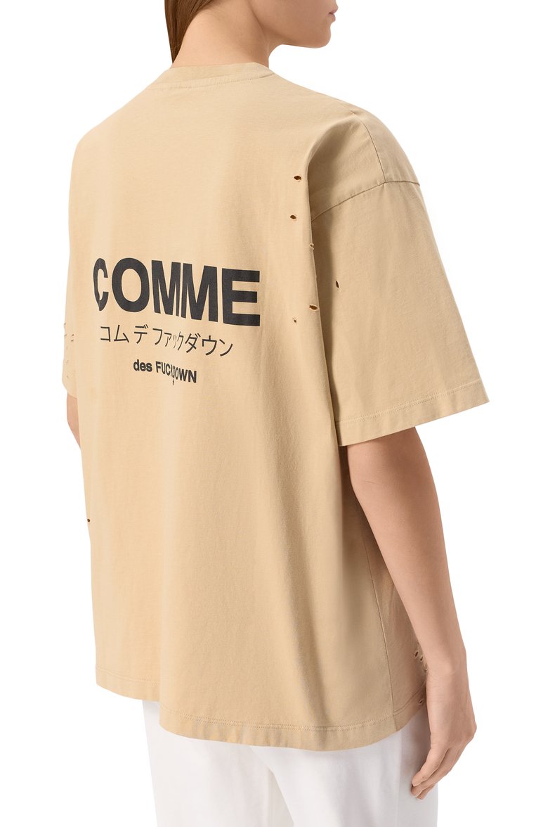Женская хлопковая футболка COMME DES FUCKDOWN бежевого цвета, арт. CFABW01310 | Фото 4 (Рукава: 3/4; Материал внешний: Хлопок; Длина (для топов): Стандартные; Принт: С принтом; Стили: Гранж)