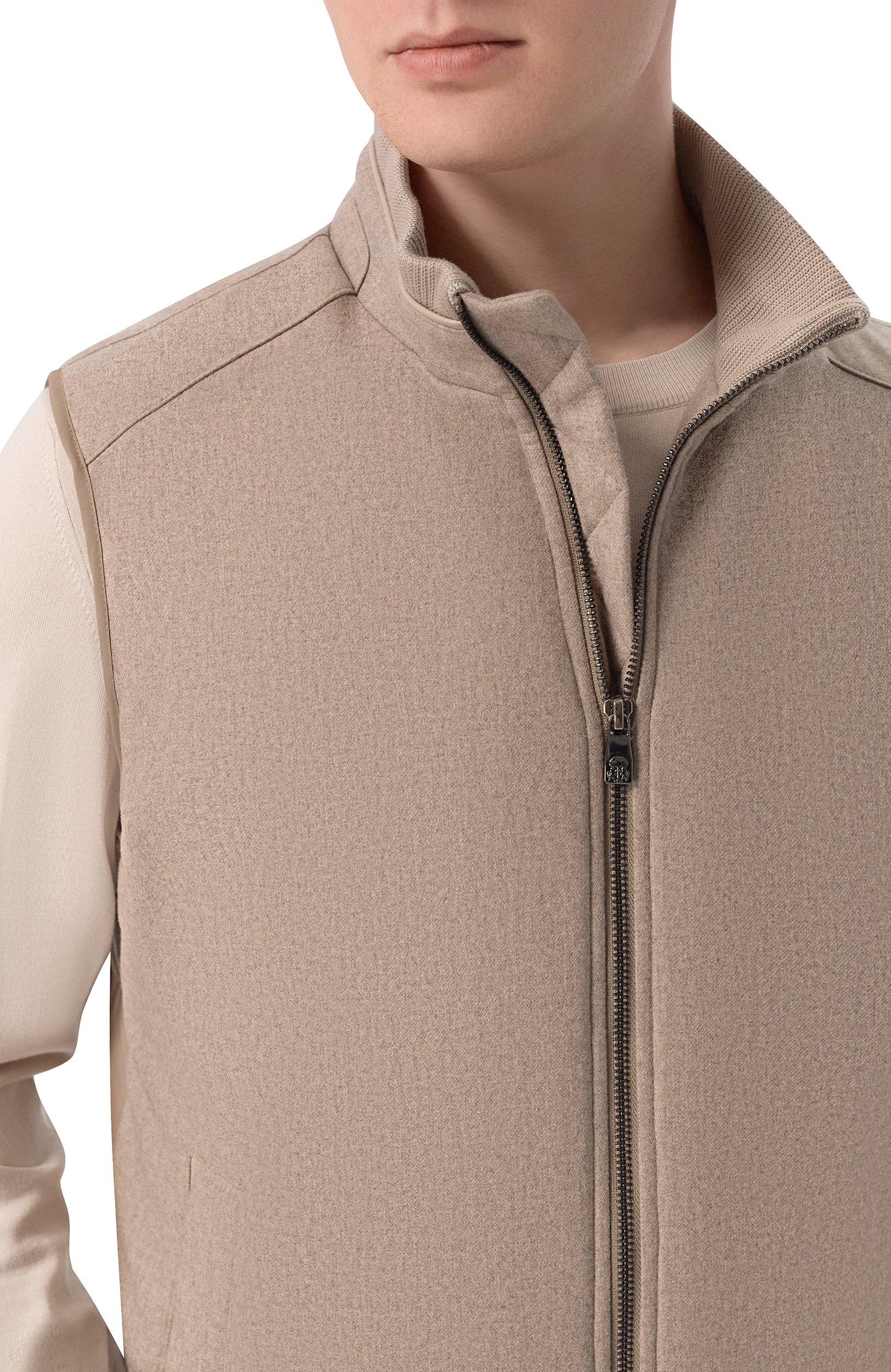 Утепленный жилет CORNELIANI бежевого цвета по цене 107500 руб., арт. 28C5U6/2A20142, фото 5 Утепленный жилет CORNELIANI, арт. 28C5U6/2A20142, фото 5