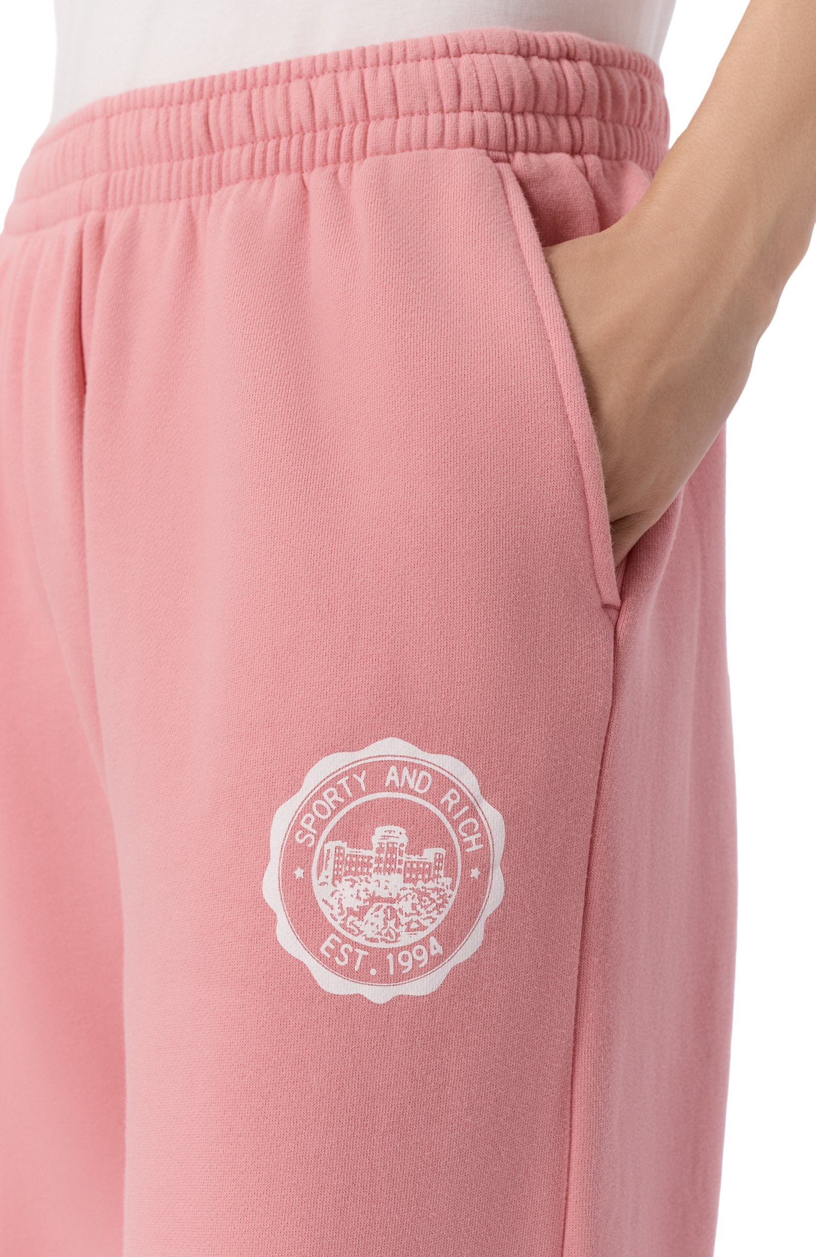 Хлопковые брюки sporty & rich x juicy couture SPORTY AND RICH розового цвета по цене 35050 руб., арт. PA085716692PI07/JUICY EMBLEM WIDE SWEATPANT, фото 5 Хлопковые брюки sporty & rich x juicy couture SPORTY AND RICH, арт. PA085716692PI07/JUICY EMBLEM WIDE SWEATPANT, фото 5