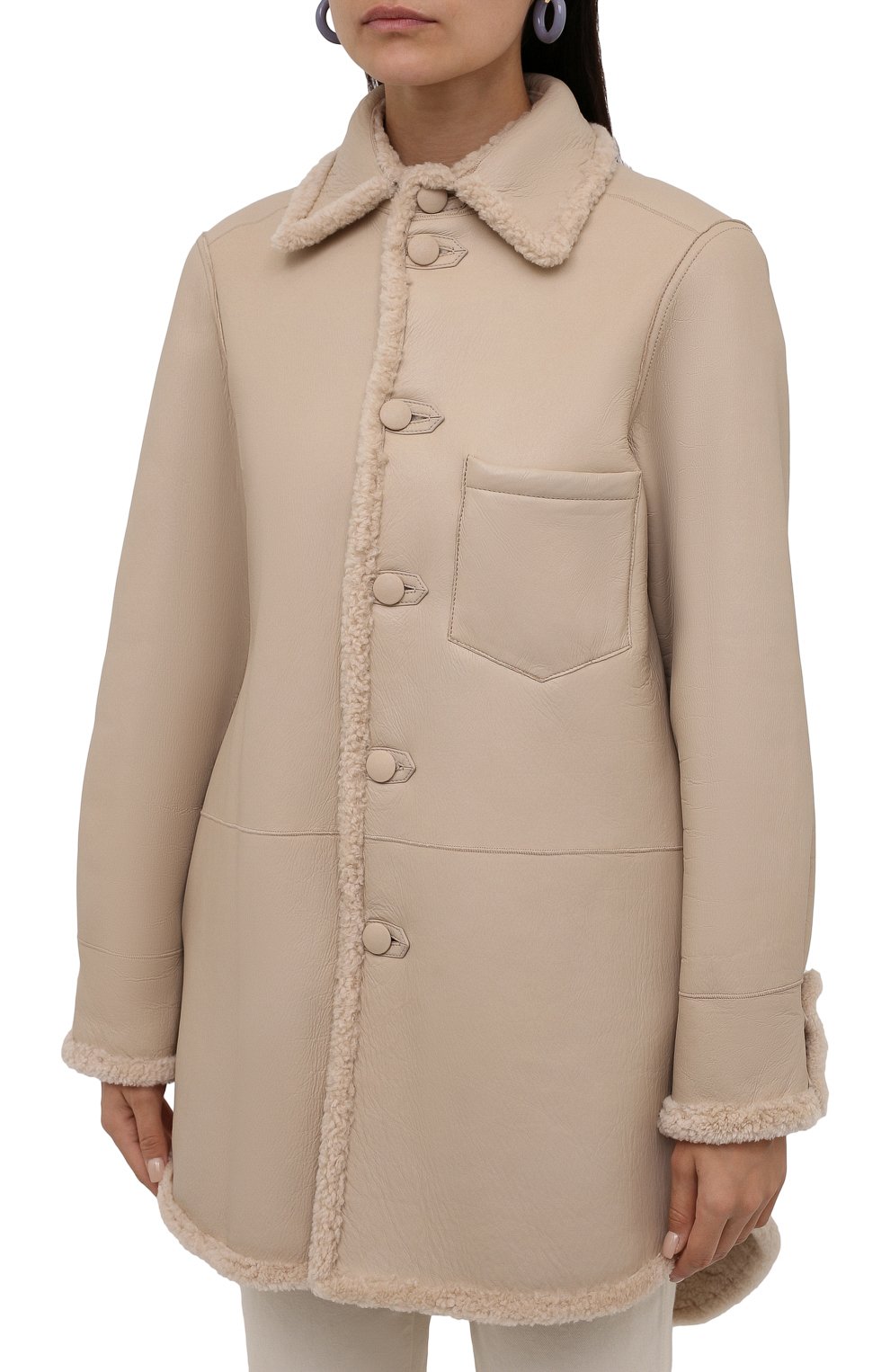 Двусторонняя дубленка ANNE VEST бежевого цвета по цене 249500 руб., арт. AW21/01/303/17/AVRIL SHIRT, фото 6 Двусторонняя дубленка ANNE VEST, арт. AW21/01/303/17/AVRIL SHIRT, фото 6