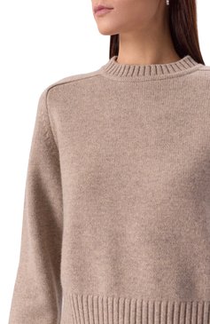 Женский кашемировый свитер EXTREME CASHMERE бежевого цвета, арт. 167-037-01-FE-01 | Фото 5 (Материал внешний: Шерсть, Кашемир; Рукава: Длинные; Длина (для топов): Стандартные; Стили: Кэжуэл; Женское Кросс-КТ: Свитер-одежда)