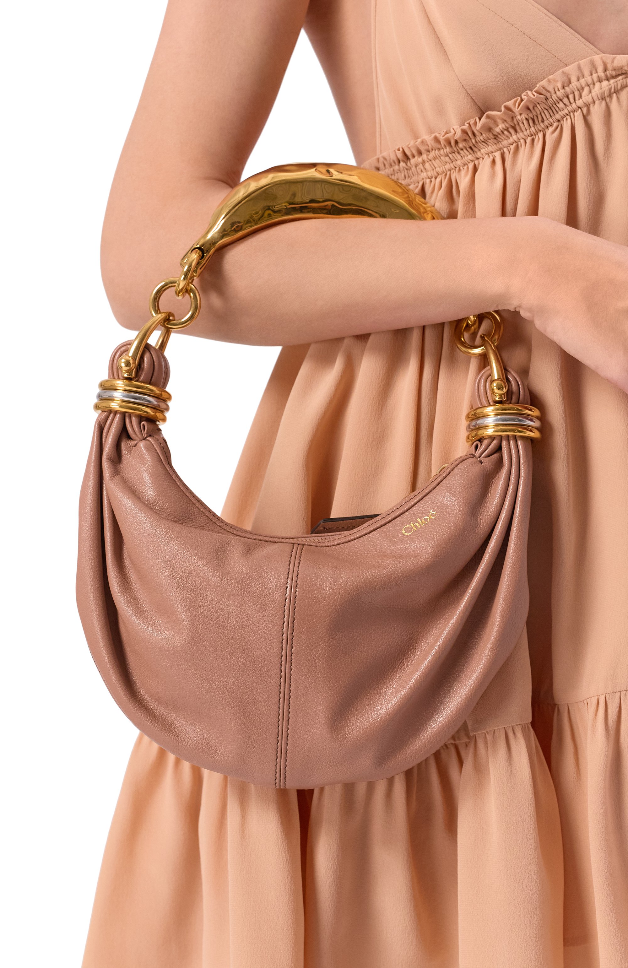 Сумка bracelet mini CHLOÉ темно-бежевого цвета по цене 329000 руб., арт. CH26SS626037, фото 2 Сумка bracelet mini CHLOÉ, арт. CH26SS626037, фото 2