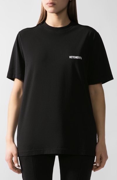 Хлопковая футболка VETEMENTS черного цвета по цене 31100 руб., арт. UAH21TR501 1600/W, фото 3 Хлопковая футболка VETEMENTS, арт. UAH21TR501 1600/W, фото 3