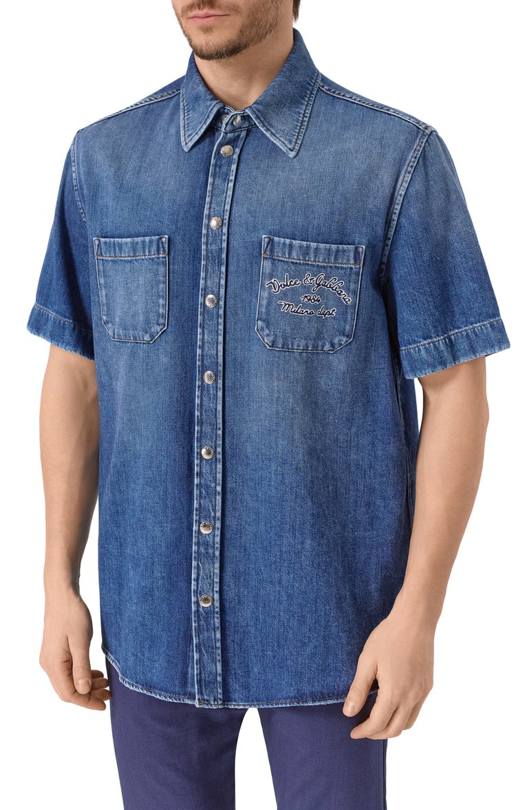Мужская джинсовая рубашка DOLCE & GABBANA синего цвета, арт. G5MQ8Z/G8MK5 | Фото 3 (Длина (для топов): Стандартные; Рукава: Короткие; Материал внешний: Хлопок, Деним; Воротник: Кент; Случай: Повседневный; Принт: Однотонные; Кросс-КТ: Деним; Стили: Кэжуэл; Автоматизация состава: Проставлено; Автоматизация ТО: Проставлено; Размерность: Идёт в размер; Детали: Декор)