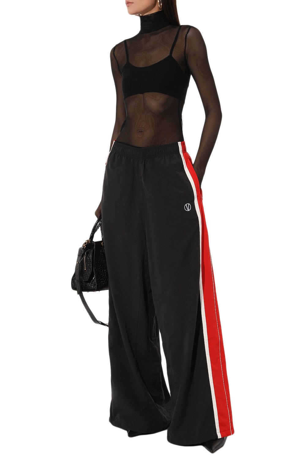 Брюки VETEMENTS черного цвета по цене 152000 руб., арт. UA65PB680R/NYL0N, фото 2 Брюки VETEMENTS, арт. UA65PB680R/NYL0N, фото 2
