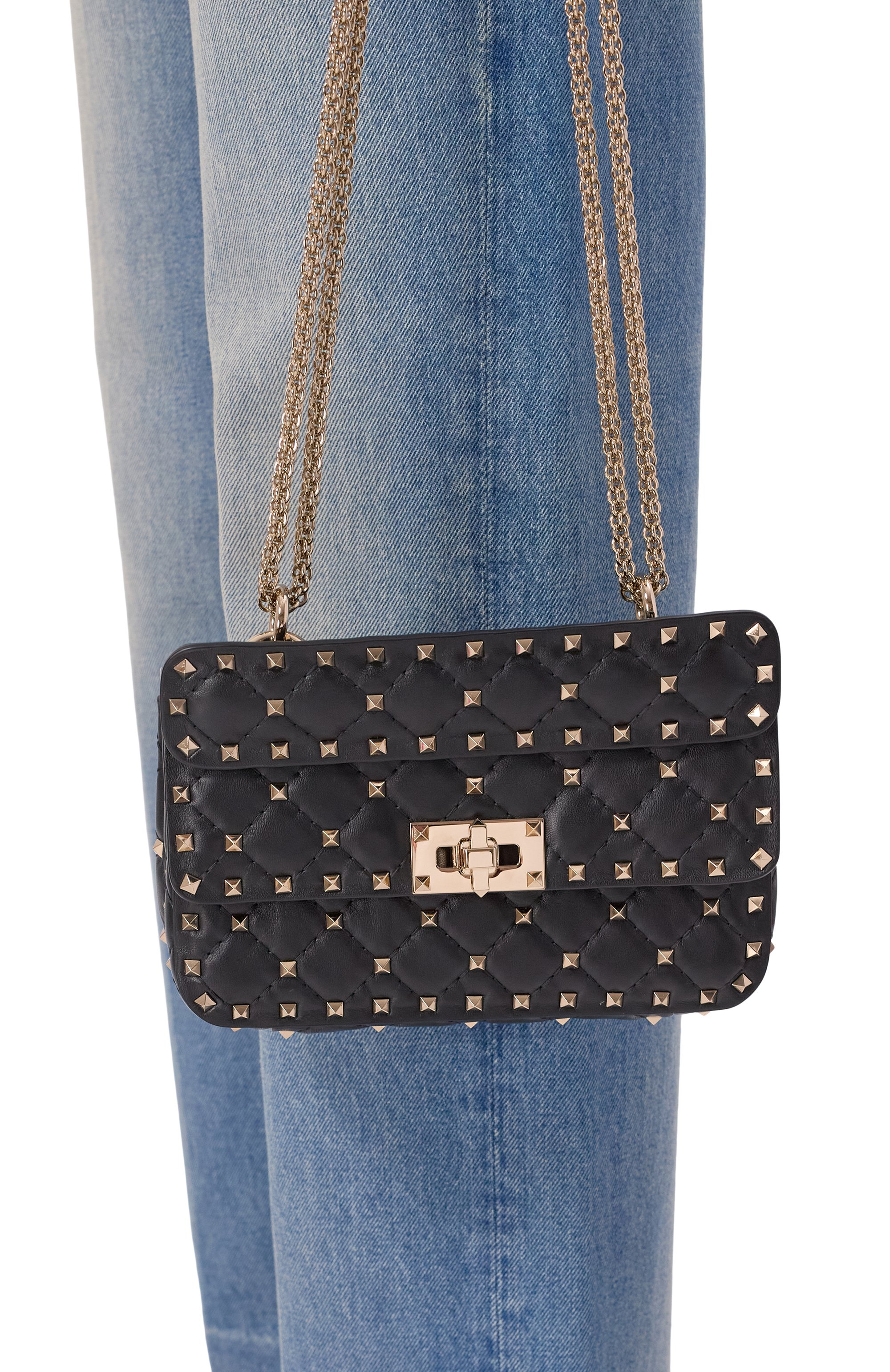 Сумка rockstud spike small VALENTINO черного цвета по цене 283000 руб., арт. 8W2B0123/NAP, фото 2 Сумка rockstud spike small VALENTINO, арт. 8W2B0123/NAP, фото 2
