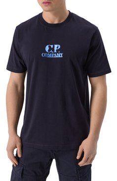 Мужская хлопковая футболка C.P. COMPANY темно-синего цвета, арт. 18CMTS143A006586W | Фото 3 (Материал внешний: Хлопок; Рукава: Короткие; Материал сплава: Проставлено; Драгоценные камни: Проставлено; Длина (для топов): Стандартные; Принт: С принтом; Стили: Кэжуэл; Мужское Кросс-КТ: Футболка-одежда; Кросс-КТ: Джерси)