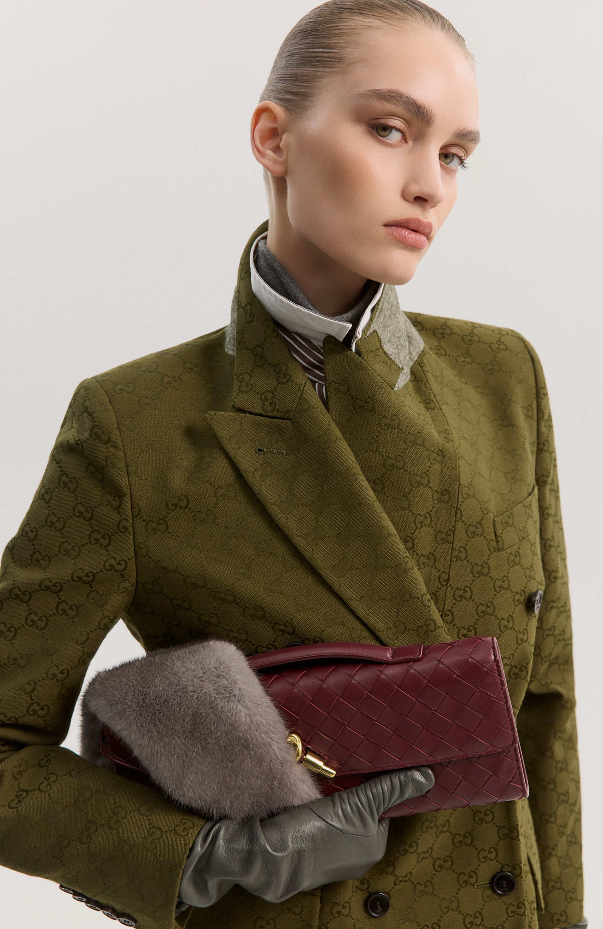 Клатч andiamo BOTTEGA VENETA темно-бордового цвета по цене 363000 руб., арт. 741511/VCPP3, фото 8 Клатч andiamo BOTTEGA VENETA, арт. 741511/VCPP3, фото 8