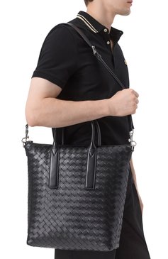 Мужская сумка north-south BOTTEGA VENETA черного цвета, арт. 815783/V2HL1 | Фото 2 (Размер: large; Драгоценные камни: Проставлено; Материал: Натуральная кожа; Материал сплава: Проставлено; Ремень/цепочка: На ремешке)
