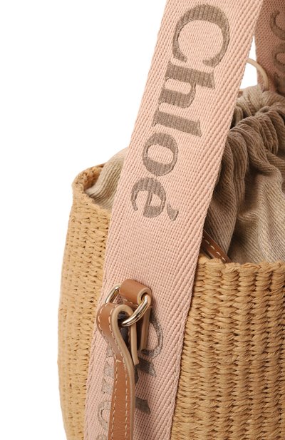 Сумка chloé x mifuko woody small CHLOÉ бежевого цвета по цене 97700 руб., арт. CHC23AS381L18, фото 3 Сумка chloé x mifuko woody small CHLOÉ, арт. CHC23AS381L18, фото 3