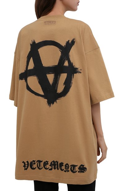 Хлопковая футболка VETEMENTS бежевого цвета по цене 58900 руб., арт. UE52TR290A 1602/W, фото 4 Хлопковая футболка VETEMENTS, арт. UE52TR290A 1602/W, фото 4
