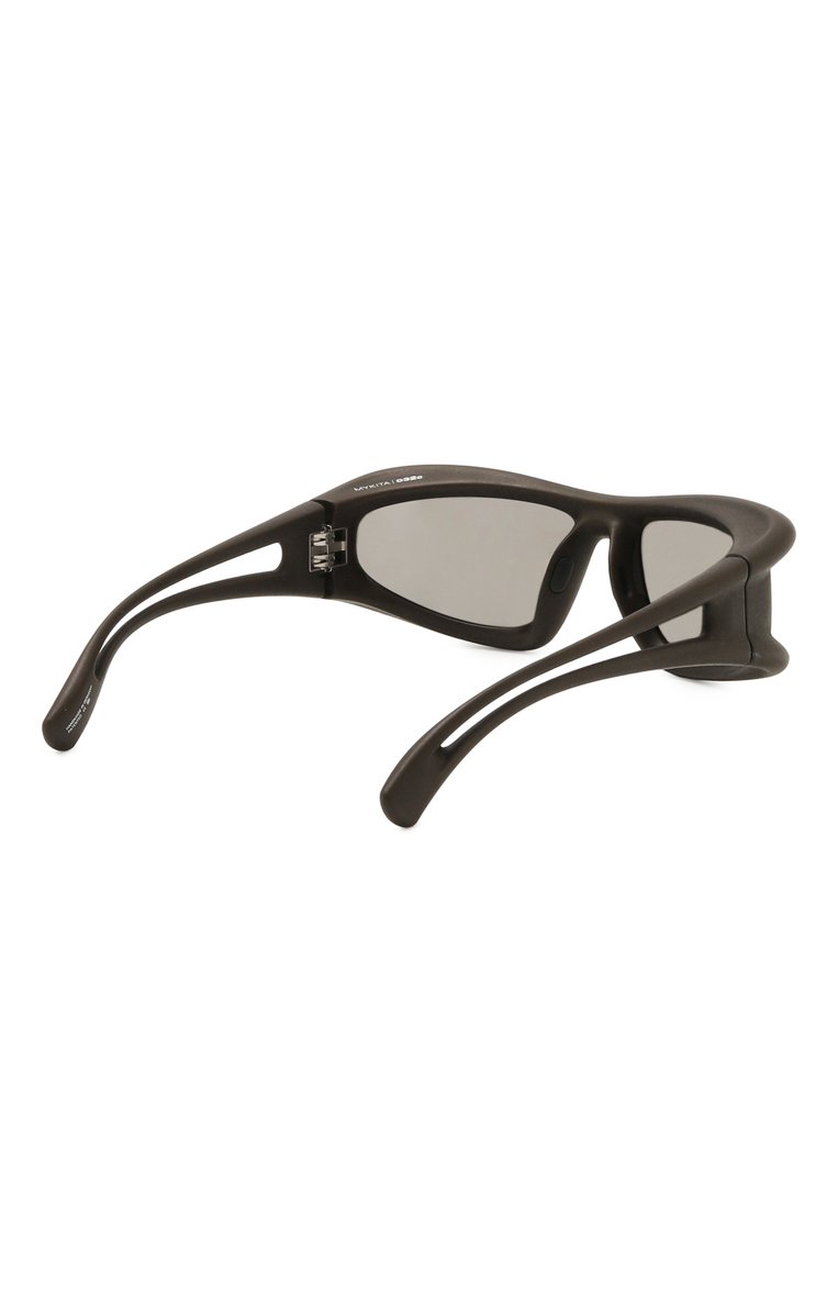 Женские солнцезащитные очки MYKITA серого цвета, арт. MARFA/342 | Фото 5 (Региональные ограничения белый список (Axapta Mercury): Не проставлено; Нос: Не проставлено; Тип очков: С/з; Материал: Пластик; Кросс-КТ: С/з-унисекс; Очки форма: Маска; Оптика Гендер: оптика-унисекс)