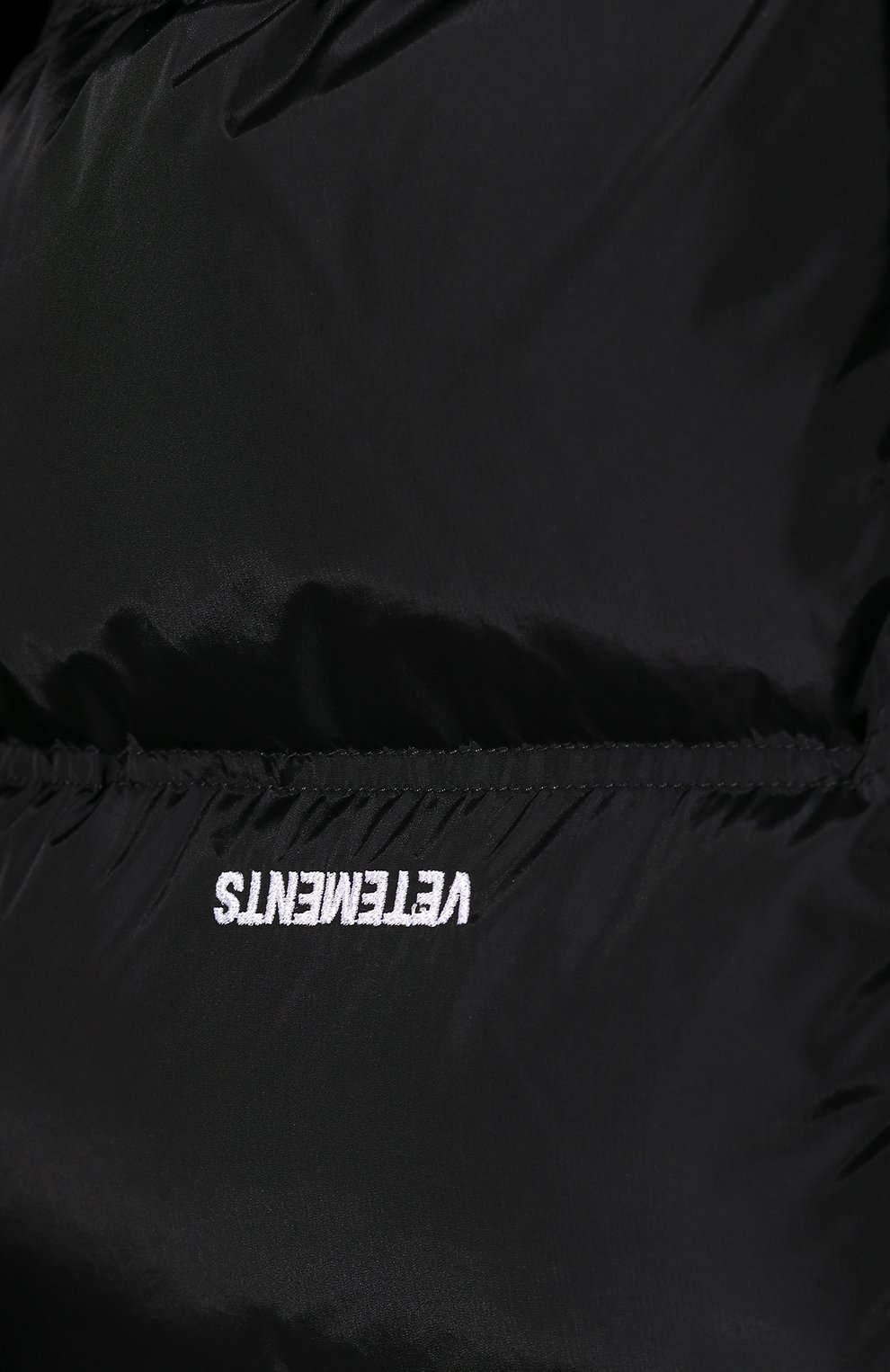 Пуховик VETEMENTS черного цвета по цене 208000 руб., арт. UAH20JA833/W, фото 5 Пуховик VETEMENTS, арт. UAH20JA833/W, фото 5