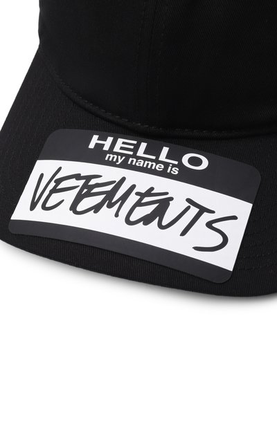 Хлопковая бейсболка VETEMENTS черного цвета по цене 63200 руб., арт. UA65CA160, фото 3 Хлопковая бейсболка VETEMENTS, арт. UA65CA160, фото 3