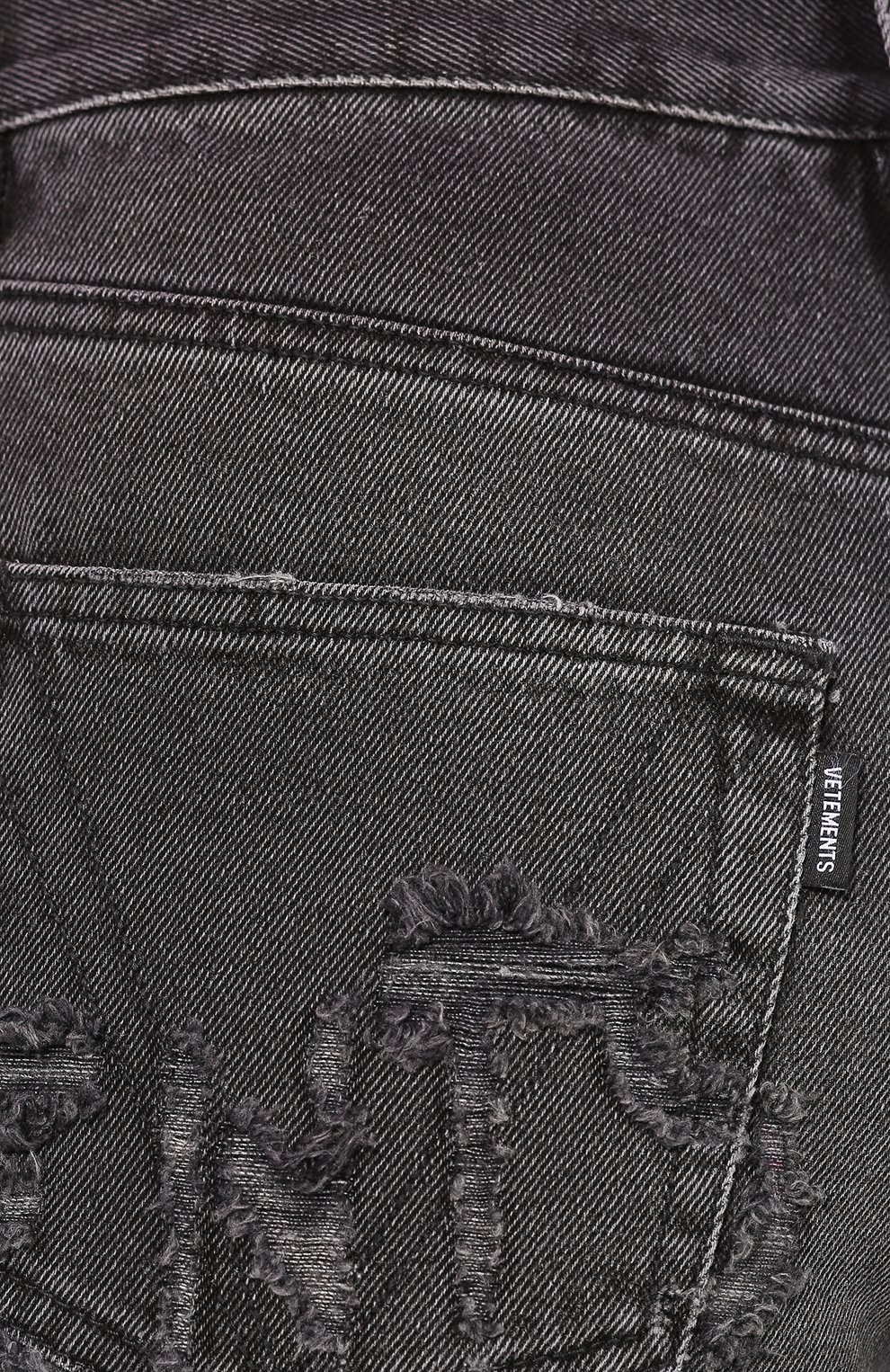 Джинсы с потертостями VETEMENTS черного цвета по цене 95150 руб., арт. WAH20PA309, фото 5 Джинсы с потертостями VETEMENTS, арт. WAH20PA309, фото 5