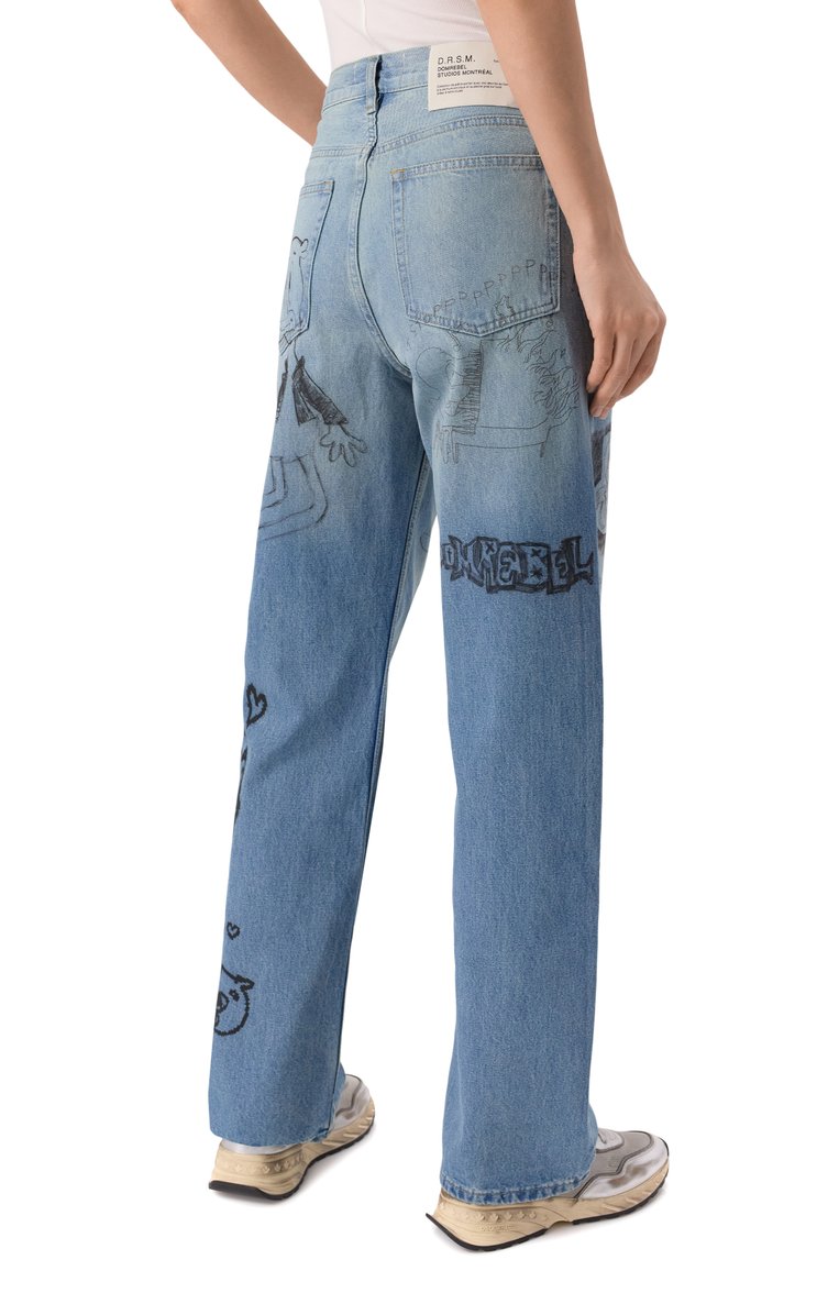 Женские джинсы DOMREBEL голубого цвета, арт. BEAKER B00TCUT JEANS | Фото 4 (Материал сплава: Проставлено; Драгоценные камни: Проставлено; Длина (брюки, джинсы): Стандартные; Стили: Гранж; Материал внешний: Деним, Хлопок; Детали: Делаве, Декор; Кросс-КТ: Деним; Силуэт Ж (брюки и джинсы): Прямые)