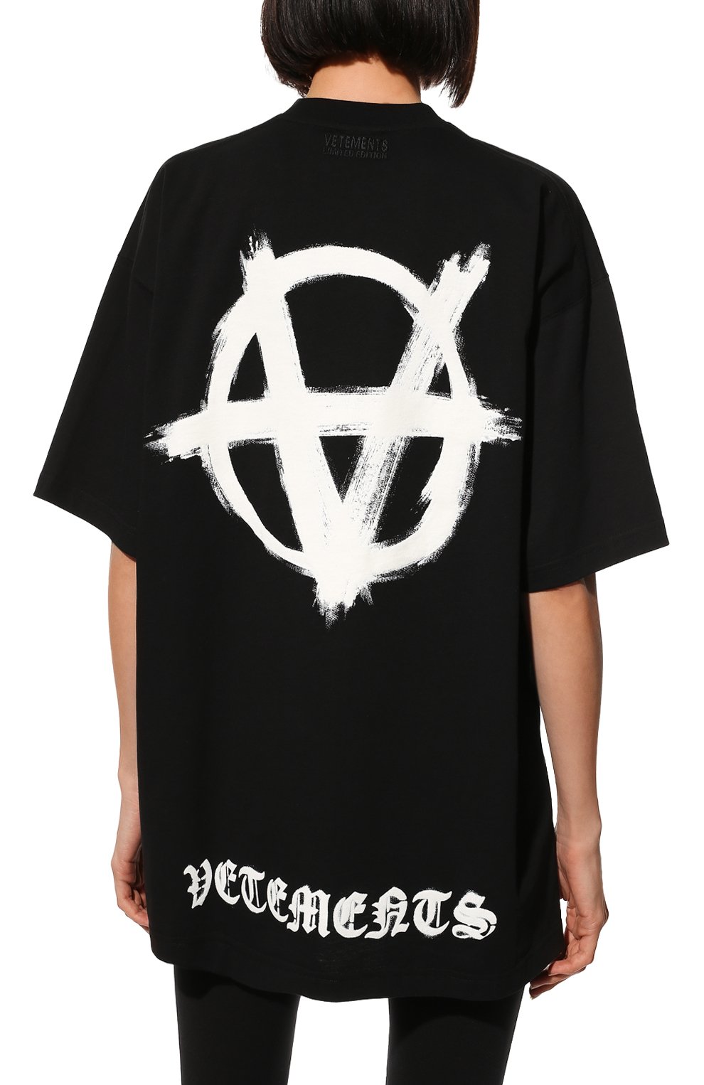 Хлопковая футболка VETEMENTS черного цвета по цене 58900 руб., арт. UE52TR290B 1602/W, фото 4 Хлопковая футболка VETEMENTS, арт. UE52TR290B 1602/W, фото 4