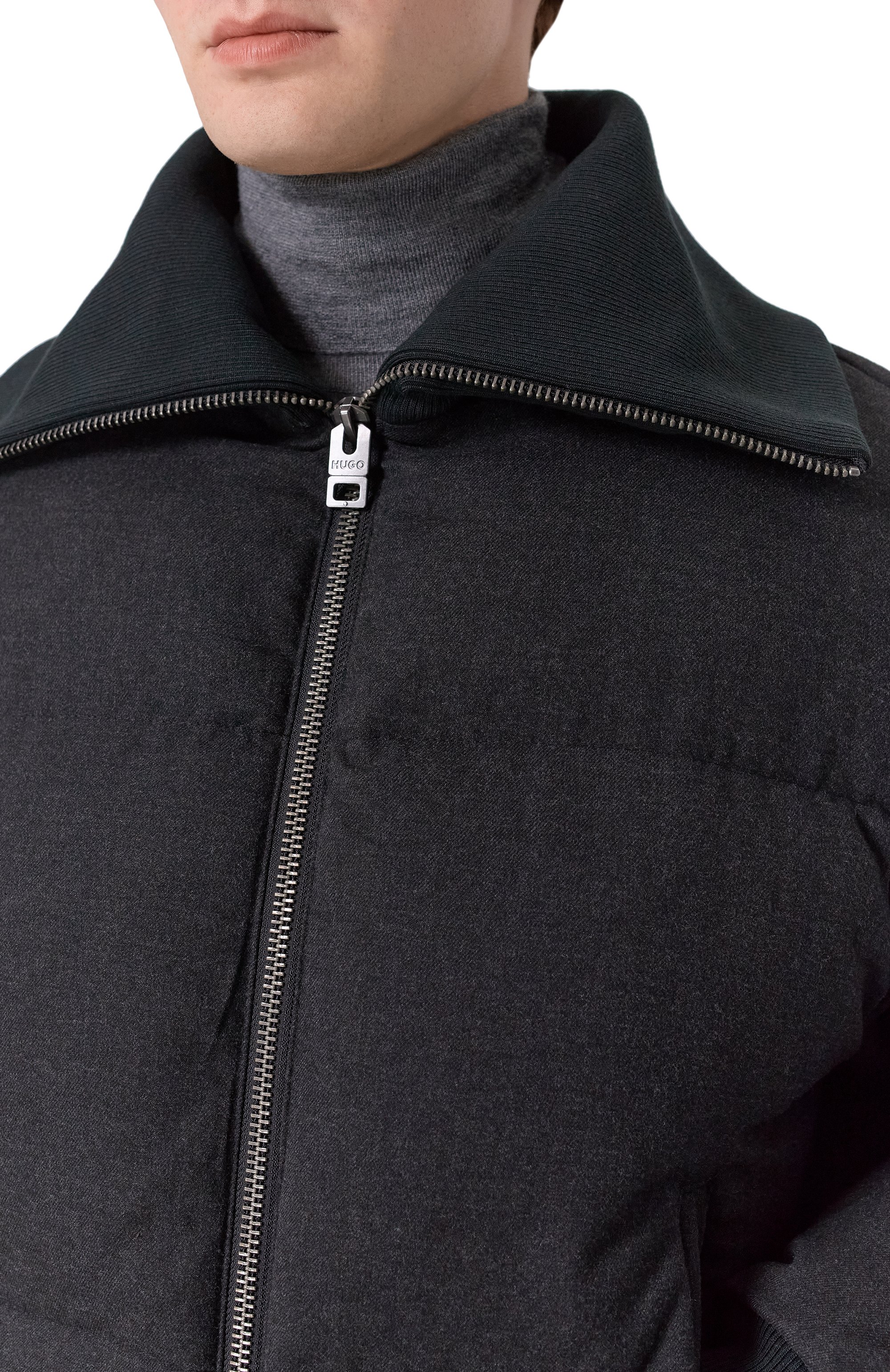 Пуховый бомбер HUGO черного цвета по цене 47950 руб., арт. 50546265, фото 5 Пуховый бомбер HUGO, арт. 50546265, фото 5